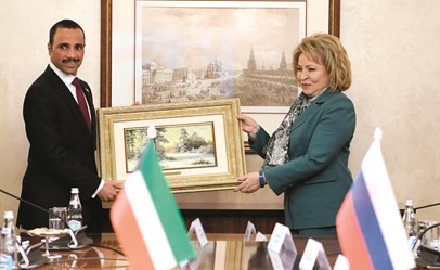 الرئيس الغانم يتبادل الهدايا التذكارية مع فالنتينا ماتفيينكو﻿