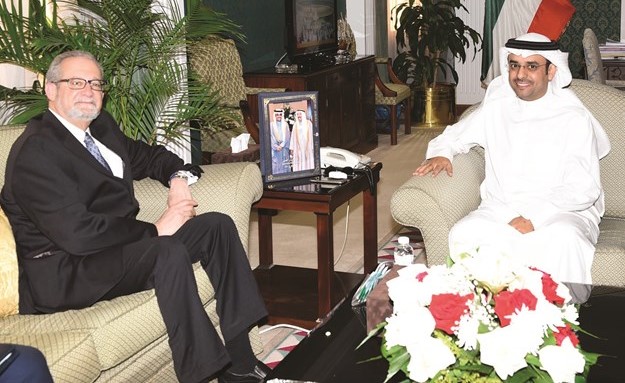 محافظ الجهراء ناصر الحجرف والسفير لورانس سيلفرمان خلال اللقاء﻿