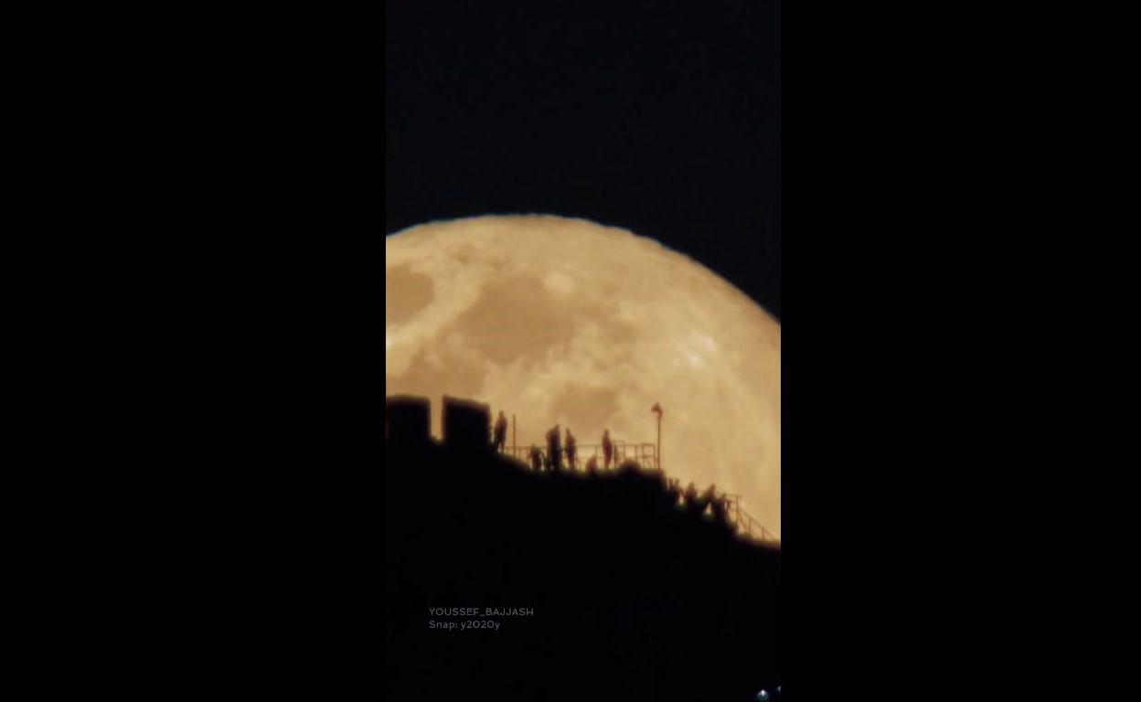 بالفيديو.. مشهد مذهل لبزوغ القمر خلف المصلين على قمة جبل النور بمكه