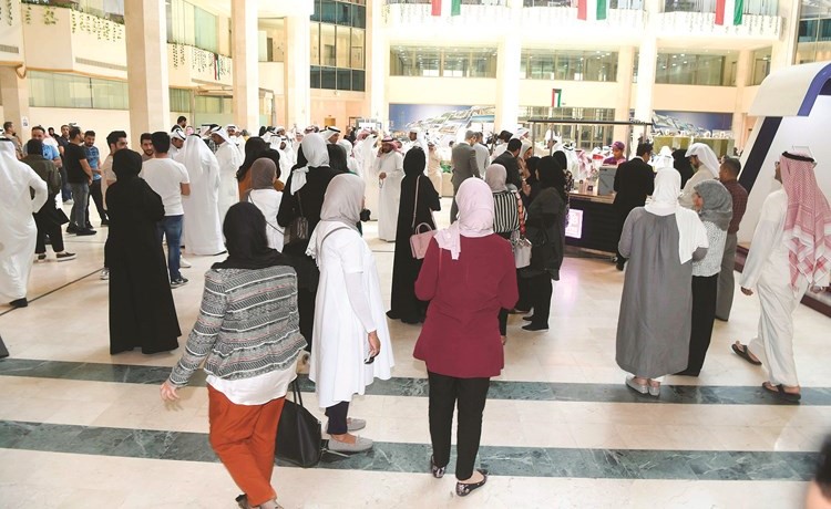  مجموعة من الموظفات خلال الاعتصام ﻿
