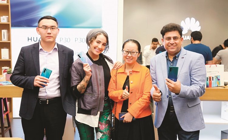 «هواوي»: إقبال كبير على سلسلة  هواتف «HUAWEI P» الجديدة بالكويت