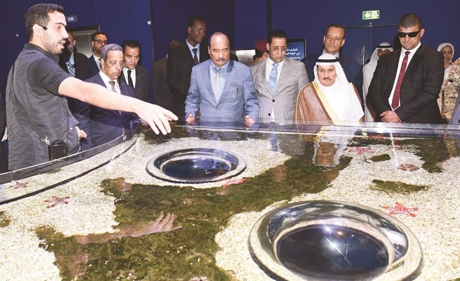 الرئيس محمد ولد عبدالعزيز أثناء زيارته لمركز عبدالله السالم الثقافي ﻿