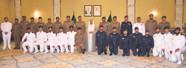 الشيخ ناصر صباح الأحمد والفريق الركن محمد الخضر وأعضاء مجلس الدفاع العسكري وكبار الضباط القادة بالجيش مع الضباط المرقين ﻿