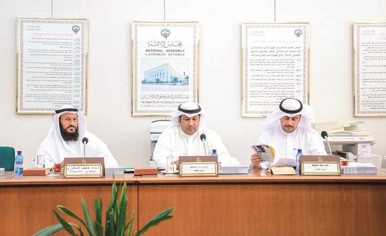 ثامر السويط والحميدي السبيعي ومحمد هايف خلال اجتماع اللجنة﻿