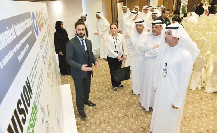 مطلق العازمي والإدارة التنفيذية خلال الاطلاع على إستراتيجية 2040 ﻿