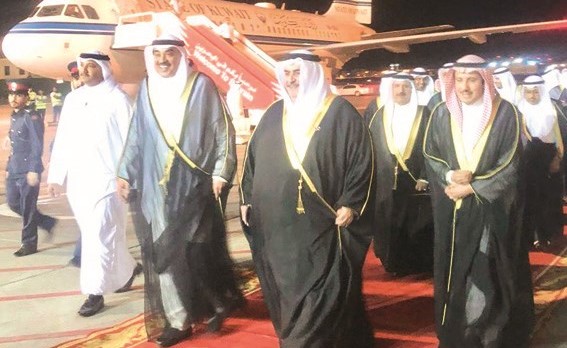  الشيخ صباح الخالد لدى وصوله الى البحرين وفي استقباله الشيخ خالد بن أحمد آل خليفة والسفير الشيخ عزام الصباح ﻿