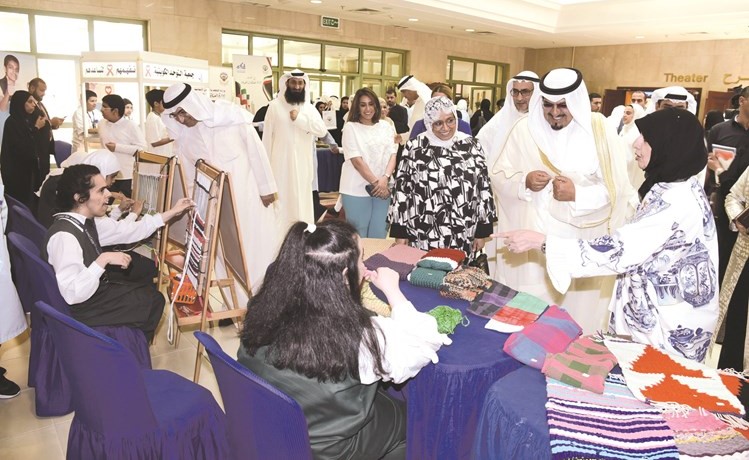 الشيخ أحمد العبدالله خلال جولة في المعرض المصاحب ﻿