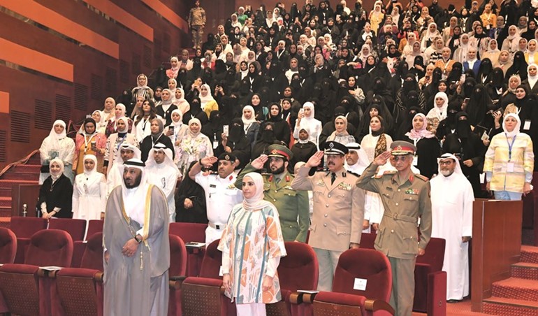 مريم العقيل وسعد الخراز مع عدد من الحضور ﻿