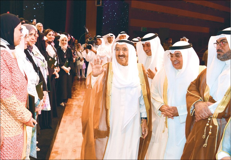 صاحب السمو الأمير الشيخ صباح الأحمد يحيي المكرمين بحضور د.حامد العازمي وفيصل مقصيد ويوسف النجار