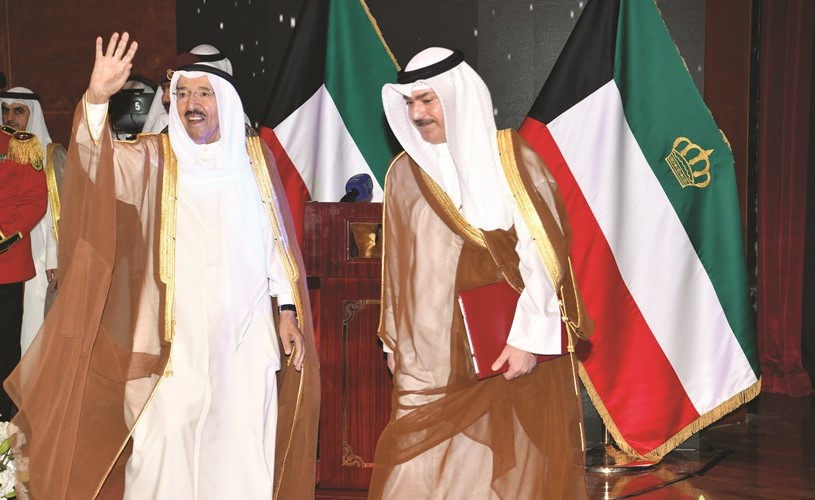 صاحب السمو الأمير الشيخ صباح الأحمد يحيي الحضور خلال الحفل ﻿