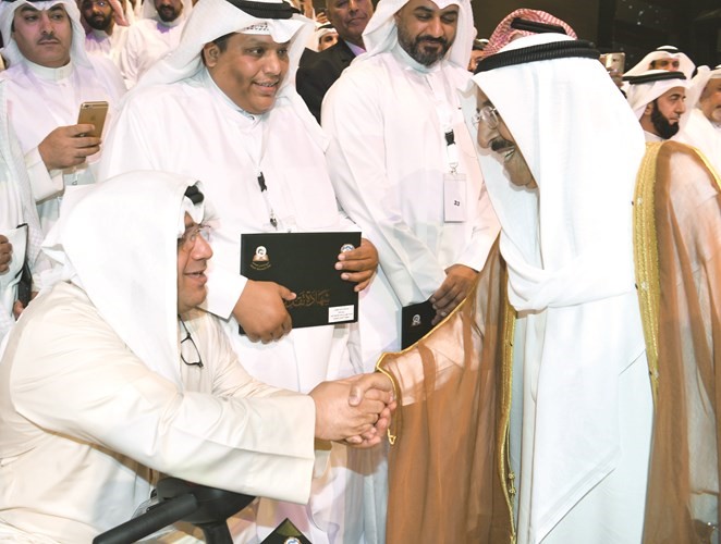 صاحب السمو الأمير مصافحا أحد المكرمين ﻿