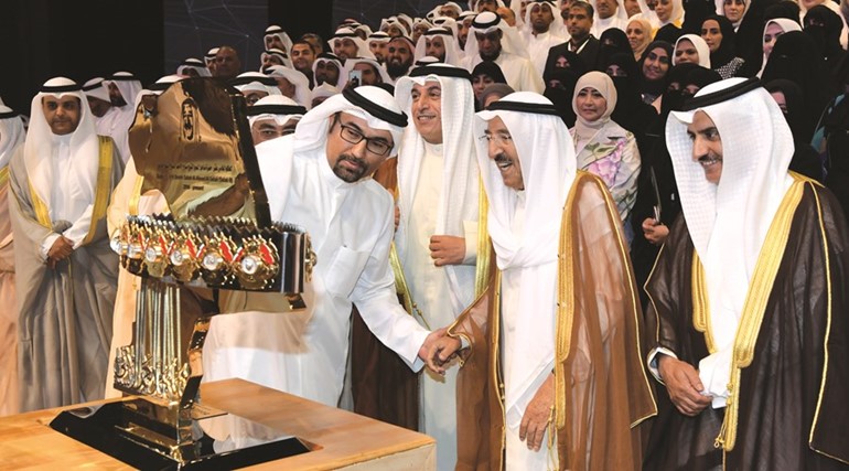 صاحب السمو الأمير يتسلم هدية تذكارية بالمناسبة ﻿