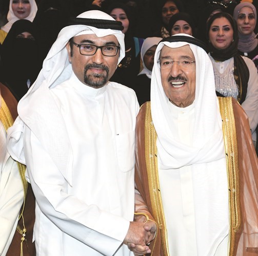 صاحب السمو مصافحا أحد المكرمين ﻿