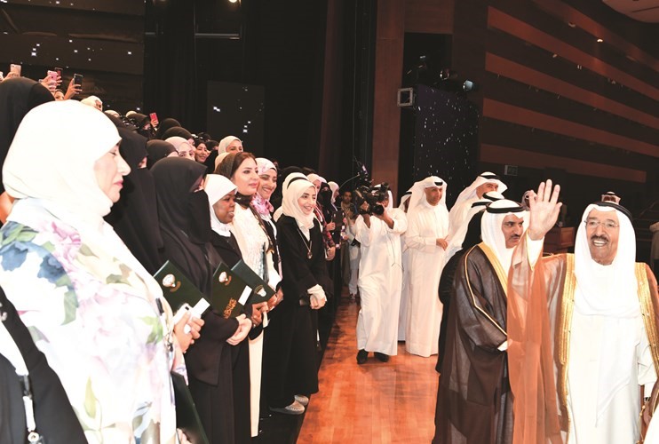 صاحب السمو الأمير يحيي المكرمين ﻿