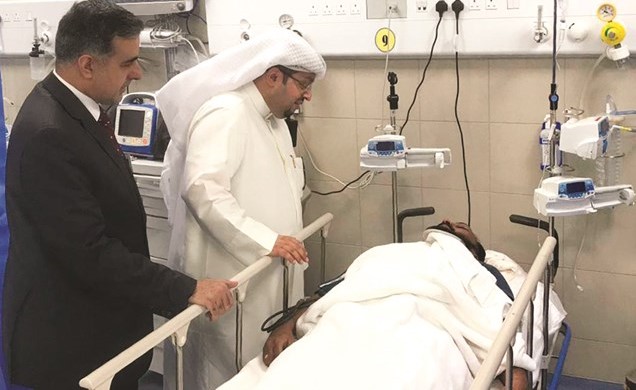 د.فواز الرفاعي خلال زيارته للمصابين﻿
