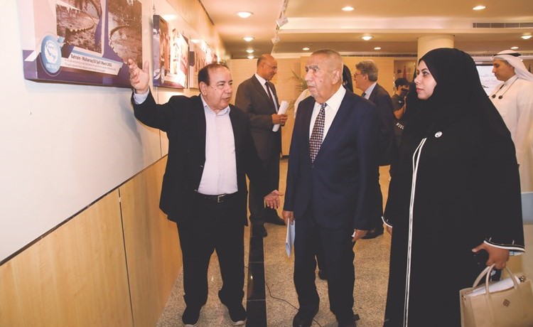 د.عبدالرحمن العوضي خلال جولة في المعرض -(زين علام) ﻿