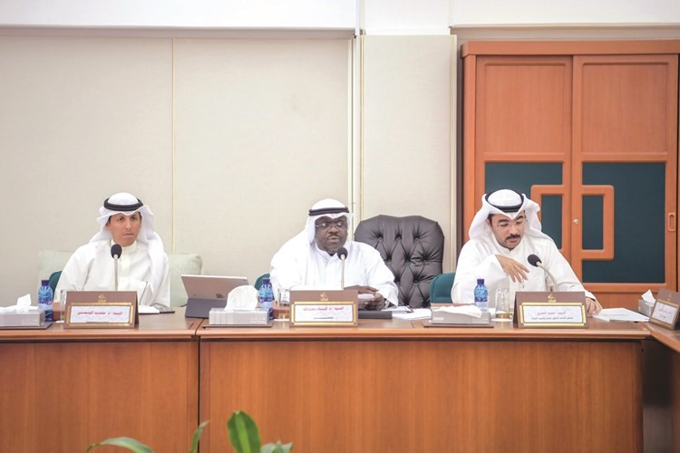 محمد العنزي خلال اجتماع اللجنة﻿