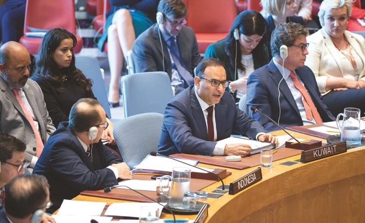 السفير منصور العتيبي خلال الاجتماع﻿