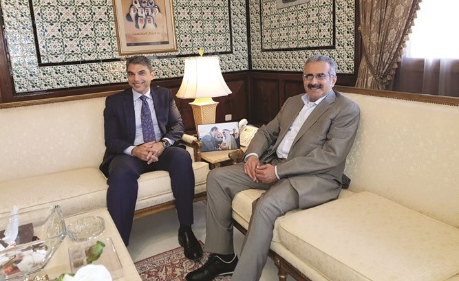  الشيخ مبارك الدعيج أثناء مباحثاته مع سفيرنا لدى تونس علي الظفيري ﻿