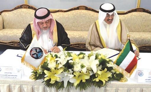 الشيخ فواز الخالد والبروفيسور يوسف عبدالغفار يوقعان الاتفاقية﻿