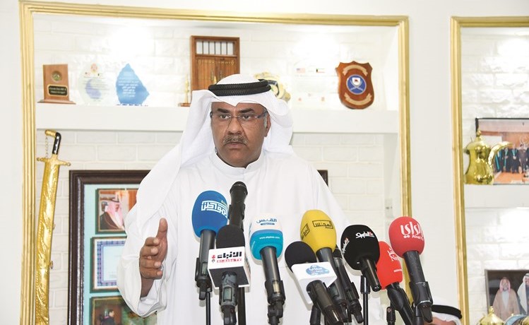الكاتب علي الفضالة خلال كلمته﻿