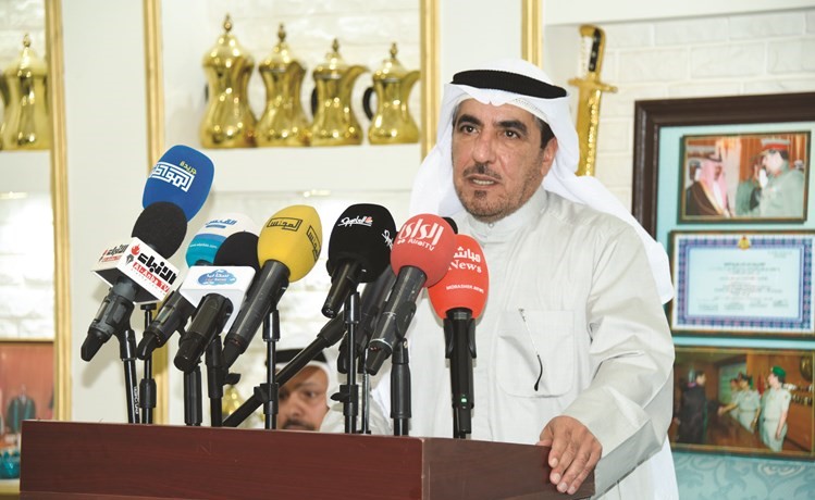 د. حسن جوهر متحدثا خلال الندوة﻿