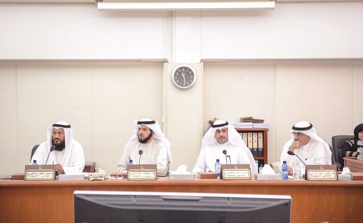 د.خليل عبدالله وثامر السويط ود.عادل الدمخي ومحمد هايف خلال اجتماع اللجنة﻿