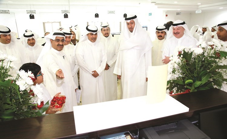 الوزير فهد العفاسي وعبداللطيف السريع خلال جولة داخل المرحلة الثالثة من مركز المحامي لخدمات التقاضي﻿