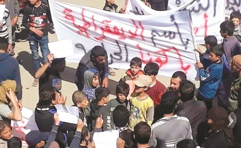 سوريون يتظاهرون ضد سيطرة قسد في ريف دير الزور	(فرات بوست)﻿
