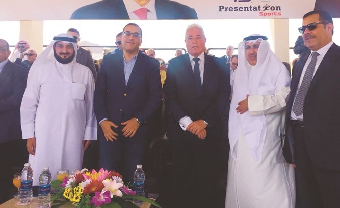 رئيس الوزراء م.مصطفى مدبولي ومحافظ جنوب سيناء اللواء خالد فودة ورجل الأعمال عبد المحسن ابو الحسن وعدد من المواطنين الكويتيين المشاركين في افتتاح المهرجان﻿