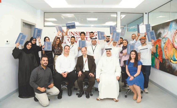 أيمن العلي مع المشاركين والمدربين في الدورة التدريبية التي نظمتها اللجنة للفائزين﻿