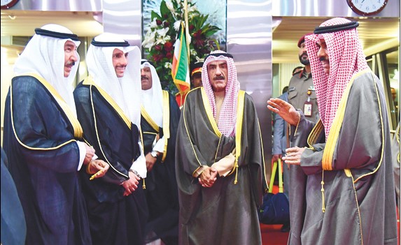 سمو ولي العهد الشيخ نواف الأحمد لدى وصوله وفي استقباله مرزوق الغانم والشيخ جابر العبد الله والشيخ مبارك الفيصل