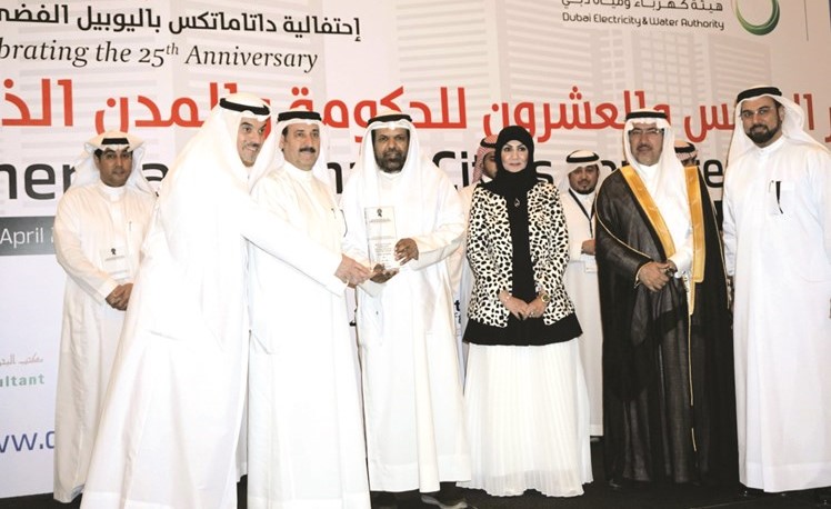 د.أحمد الهيفي أثناء تسلمه الجائزة ﻿