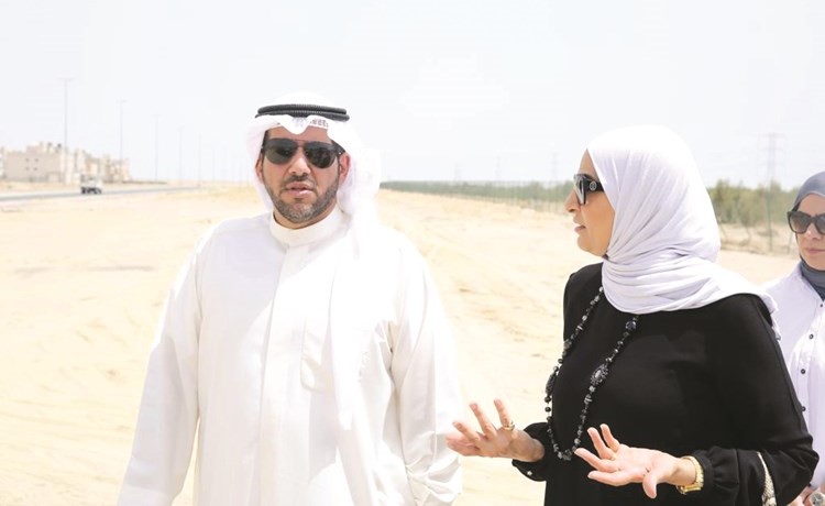 مريم العقيل والشيخ عبدالله الأحمد خلال الجولة في مدينة صباح الأحمد السكنية﻿
