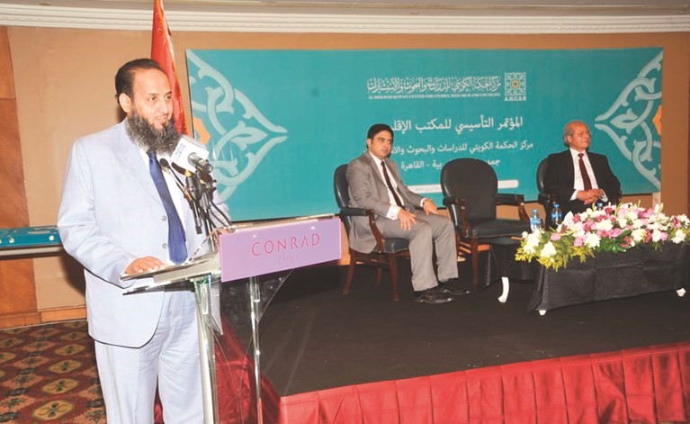 حماد الدوسري متحدثا ويظهر رئيس الهيئة الاستشارية العليا للمركز السفير رخا حسن ومدير المكتب الاقليمي د.هيثم البشلاوي- (ناصر عبدالسيد)﻿