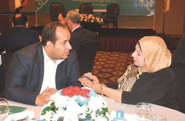  مساعد وزير الشباب والرياضة يوسف الورداني متحدثا للزميلة ناهد إمام﻿