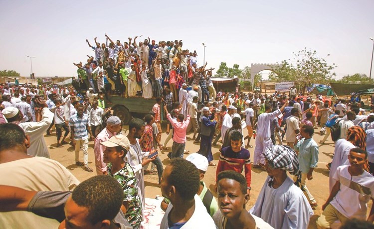 متظاهرون سودانيون يتجمعون بالقرب من مقر القيادة العامة للجيش في العاصمة الخرطوم امس 	(أ.ف.پ)﻿