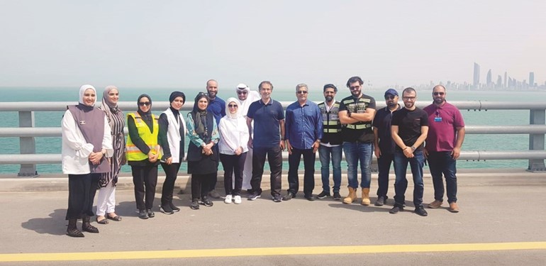 د.جنان بوشهري وعدد من المشاركين في الجولة على مشروع جسر الشيخ جابر الأحمد﻿