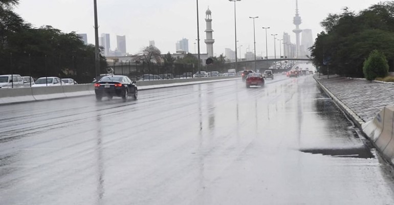 "الداخلية" تدعو قائدي المركبات لتوخي الحذر بسبب هطول الأمطار