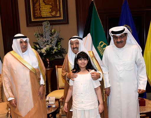 صاحب السمو الأمير الشيخ صباح الأحمد مستقبلا ابنة الشهيد الواجب خالد الواوان بحضور وزير الداخلية الشيخ خالد الجراح 
