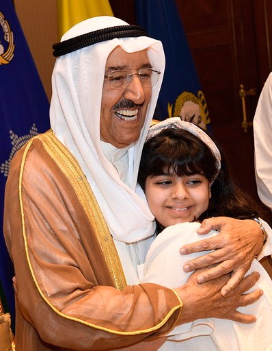 صاحب السمو لابنة شهيد الواجب خالد الواوان: "أبوك ما مات..كلنا أهلك"
