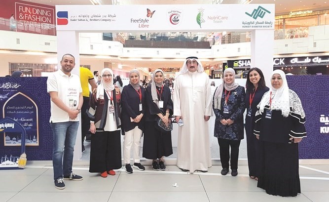 د.وليد الضاحي متوسطا المشاركين في اليوم التوعوي﻿