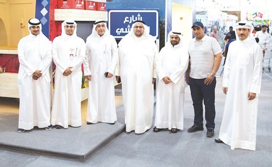 عبدالهادي بولند واحمد الماجد خلال افتتاح معرض الغذاء الرمضاني﻿
