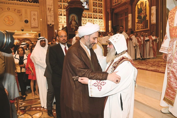 القمص بيجول يتلقى التهاني من الشيخ أحمد حسين ومدير مكتب أ.ش.أ الزميل أحمد عبدالله﻿
