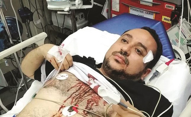 الطبيب اثناء تلقيه العلاج﻿
