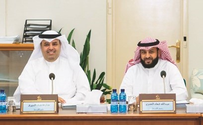 عبدالله فهاد ومبارك الحجرف خلال اجتماع لجنة البيئة﻿
