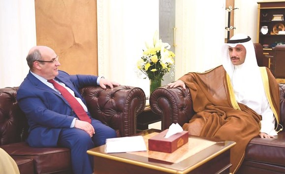 رئيس مجلس الأمة مرزوق الغانم خلال استقباله مدير عام المنظمة الدولية للهجرة أنطونيو فيتورينو﻿