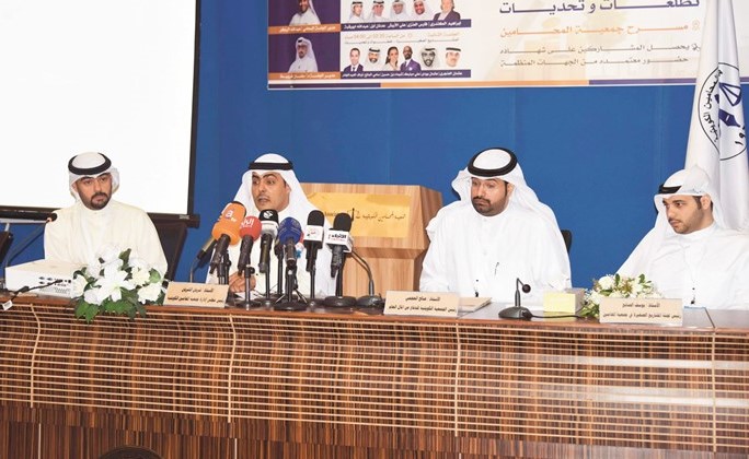 شريان الشريان ويوسف الصانع وصالح العجمي خلال المؤتمر أمس     (زين علام)﻿
