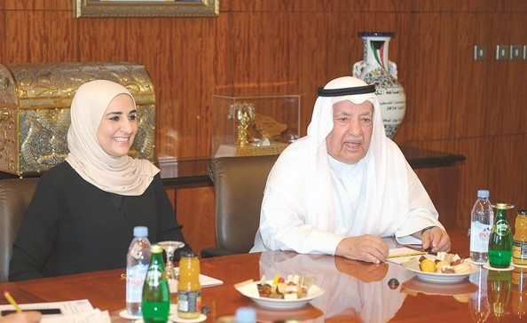 علي الغانم ومريم العقيل خلال الاجتماع﻿