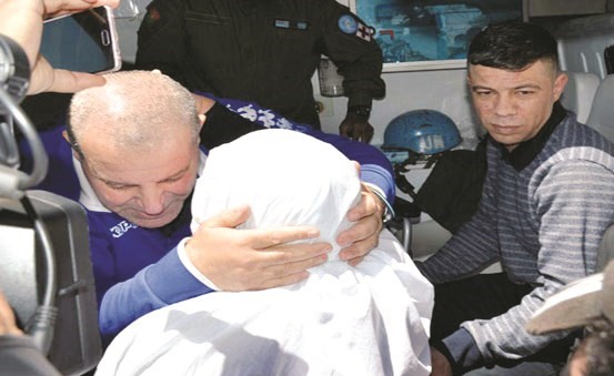 السجينان زيدان الطويل وأحمد خميس لدى وصولهما معبر القنيطرة ﻿